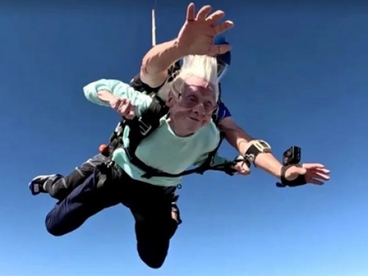 104 yaşındaki kadın hava dalışı yapan en yaşlı kişi oldu