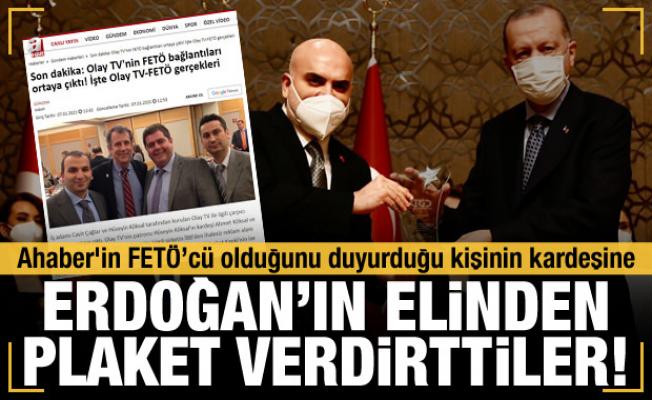 Ahaber'in FETÖ’cü olduğunu duyurduğu kişinin kardeşine Erdoğan'ın elinden plaket verdirdiler!