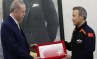 Bir araya geldiler! Gezeravcı 18 gündür yanında bulunan Türk bayrağını Erdoğan'a takdim etti